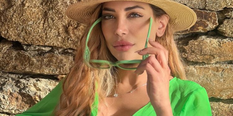Una famosa influencer murió inesperadamente mientras viajaba en un yate de lujo: ¿qué le pasó?