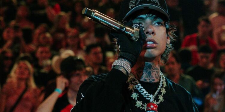 ¡Natanael Cano insultó a sus músicos en pleno concierto! El VIDEO que desató la furia de los internautas