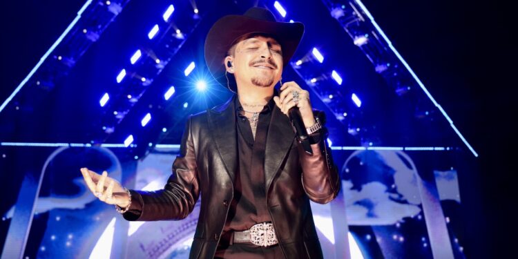 ¿Christian Nodal también se tatuó en honor a Ángela Aguilar? Este es el VIDEO que desató las teorías