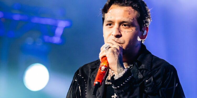 ¿No soportó? Christian Nodal abandonó a fans que corearon el nombre de Cazzu en un concierto: el VIDEO viral