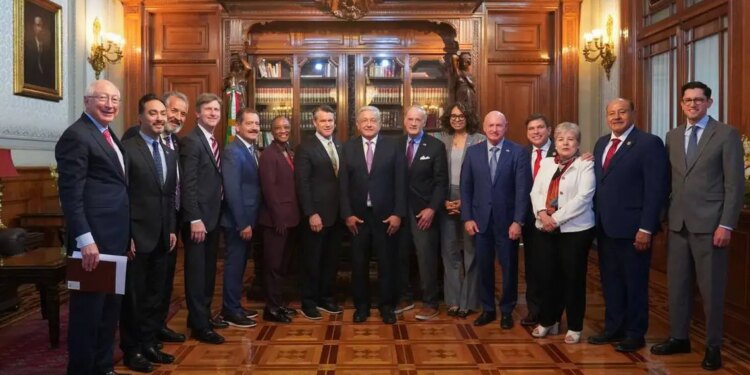 AMLO recibe a congresistas americanos.