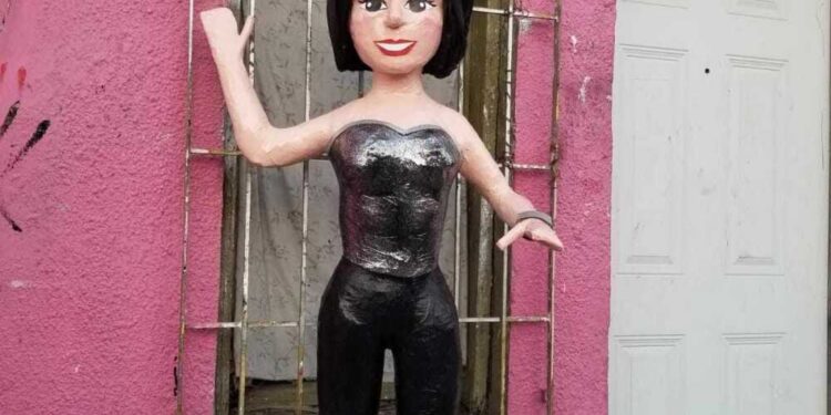 La piñata de Ángela Aguilar fue creada a semejanza de la artista.