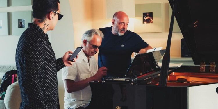 Christian Nodal celebró a Andrea Bocelli con un detalle en su look que sorprendió en redes: FOTOS