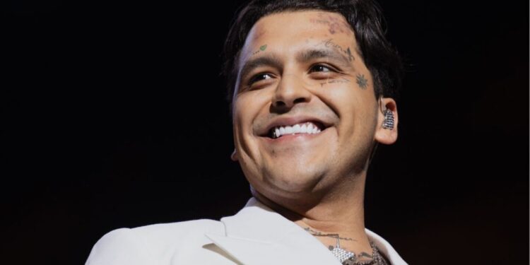Christian Nodal fue nombrado uno de los 50 hombres más bellos y lo tundieron en redes: 'Seguro les pagó'
