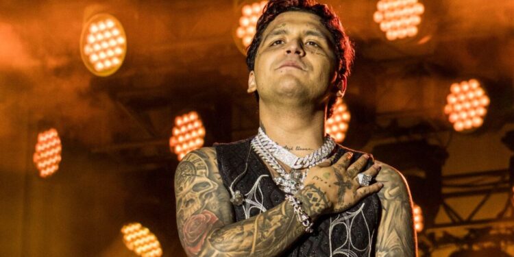 Christian Nodal llora durante su gira por Europa tras distanciarse de Ángela Aguilar: VIDEO