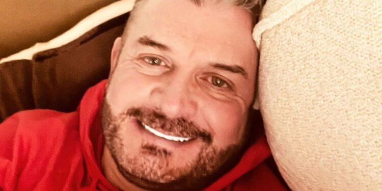El actor criticado por vender caldo de huesos ahora tiene un gran motivo para celebrar, ¡entérate!