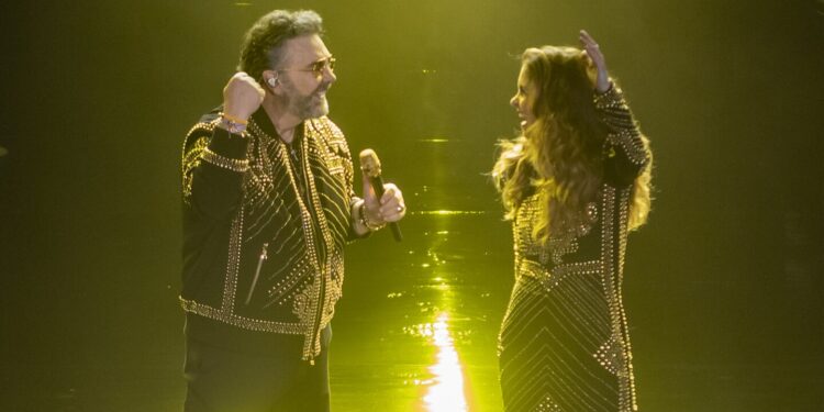 El apasionado beso de Lucero y Mijares en el escenario que emocionó a sus fans: VIDEO