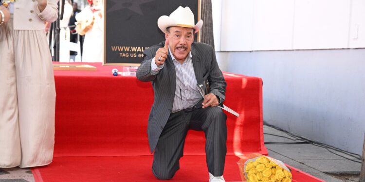 El gesto de don Pedro Rivera en Hollywood que hizo enojar a los fans de Jenni Rivera: VIDEO