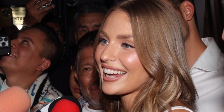 Irina Baeva homenajeó a las 'Aventureras' de antaño en el Salón Ángeles: sus impactantes vestuarios