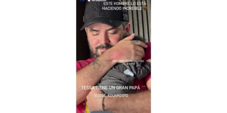 José Eduardo Derbez cargando a su recién nacida, Tessa.