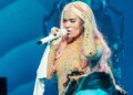 Karol G rompe en llanto en pleno concierto tras la muerte de uno de sus amigos: VIDEO