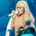 Karol G rompe en llanto en pleno concierto tras la muerte de uno de sus amigos: VIDEO
