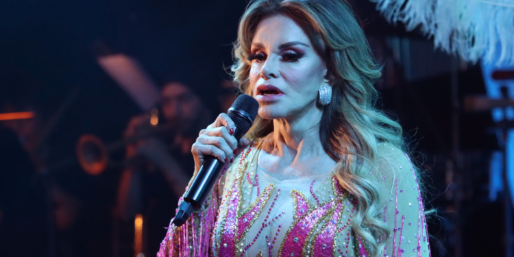 Lucía Méndez quedó en ridículo en pleno concierto por fallas en el sonido: VIDEO