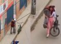 Revelan LA VERDAD del video viral de la joven que cargó a su novio borracho al hombro y le llevó hasta la bicicleta