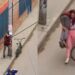 Revelan LA VERDAD del video viral de la joven que cargó a su novio borracho al hombro y le llevó hasta la bicicleta