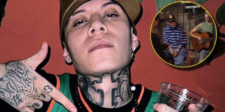 Santa Fe Klan se hizo VIRAL por cantar con dos de sus fans en plena calle: VIDEO