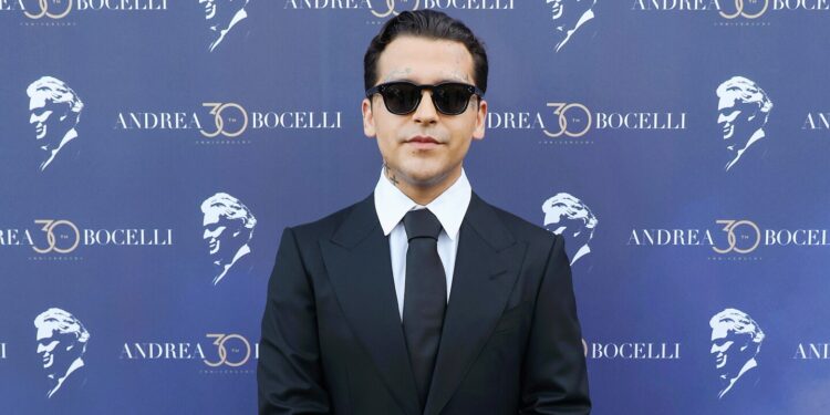 Un fan acusó a Christian Nodal de preferir a un perro que a Inti, ¡esta fue su épica respuesta!