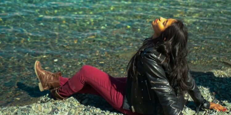 ¡Por un selfie! Famosa influencer muere al caer al vacío a más de 100 metros de altura