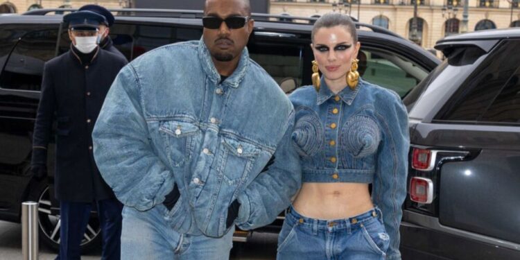 Julia Fox y Kanye West en París, Francia