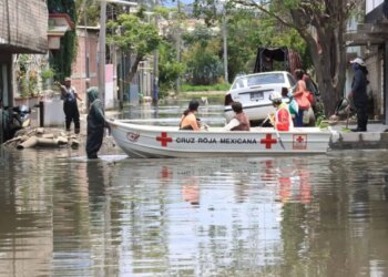 AMLO admite deficientes obras por inundaciones.
