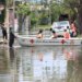 AMLO admite deficientes obras por inundaciones.