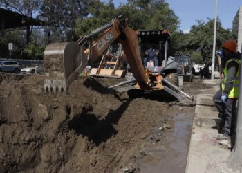 Caída en construcción: Inegi.