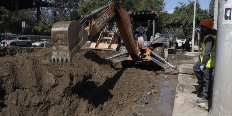 Caída en construcción: Inegi.