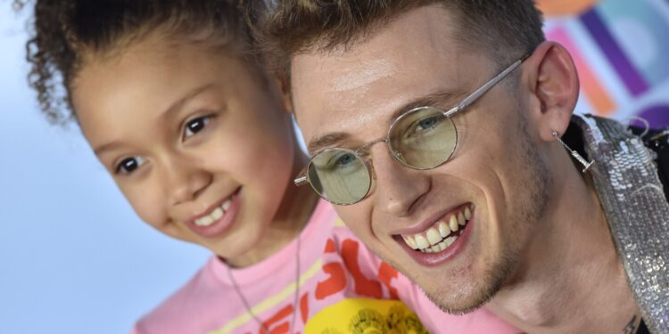 Machine Gun Kelly reveló cómo su hija de 11 años lo impulsó a dejar un vicio mortal: 'Me rompió el corazón'