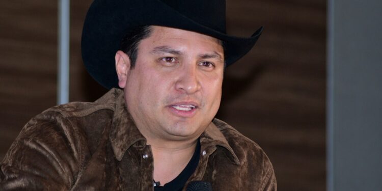 ¡Le dio hambre! Julión Álvarez sorprendió al público de uno de sus conciertos con una singular petición