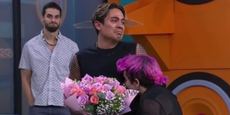 ¡Sorpresa! Ricardo Peralta recibió la visita de su novio en LCDLFM y quedó 'congelado': el tierno VIDEO