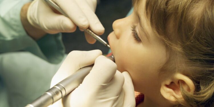 Abuela niña dentista