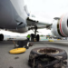 ¡Trágico despegue! Mueren dos trabajadores por la explosión de uno de los neumáticos de un avión