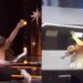 ¡Traz! Dos modelos se accidentaron en plena pasarela del Miss Teen USA y su reacción se hizo viral: VIDEO