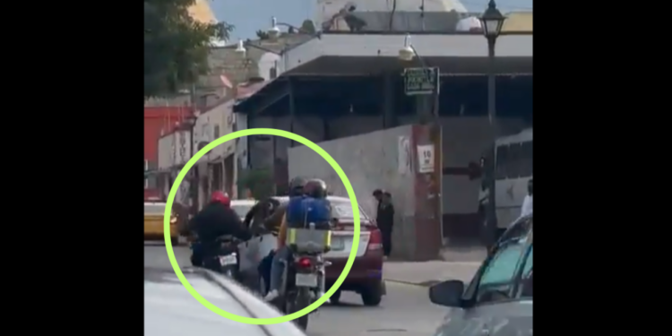 ¡Tremendo! Fuerte pelea entre taxista y motociclista casi termina en tragedia: VIDEO