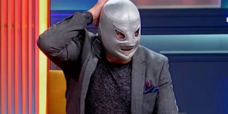 EL HIJO DEL SANTO SE QUITÓ LA MÁSCARA EN VIVO.jpg