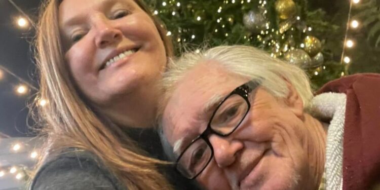 Anna Ciocchetti llora la muerte de su padre, el guitarrista Franco Etti