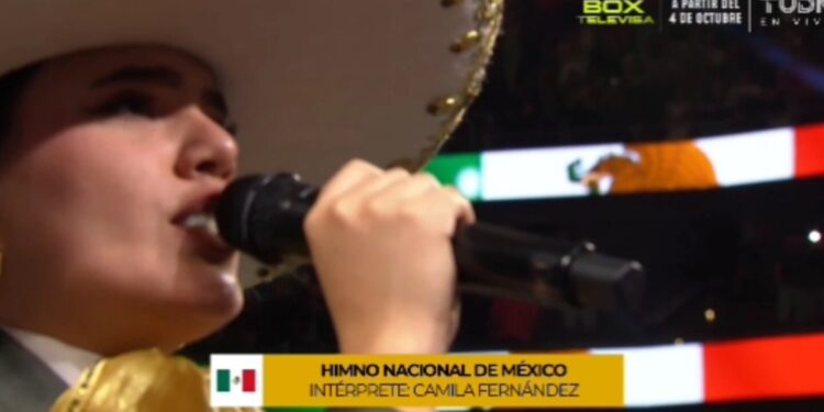 Camila Fernández comete error al interpretar el Himno Nacional Mexicano en pelea de Saúl Álvarez: VIDEO