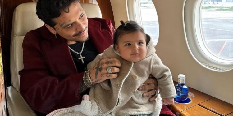 Christian Nodal da la cara y explica por qué no sube fotos con su hija Inti: VIDEO