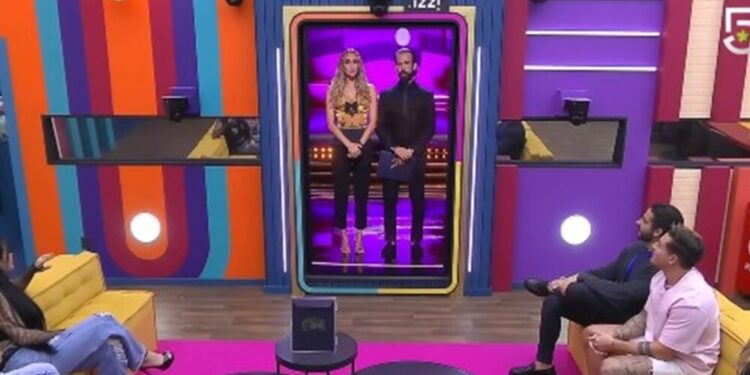 Odalys Ramírez y Diego de Erice leen el comunicado de La Jefa en LCDLFM.jpg