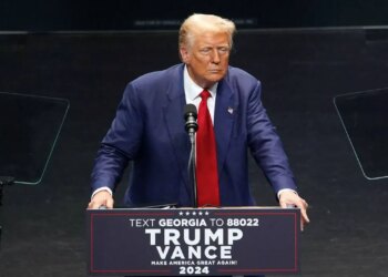Trump anuncia arancel del 100% a autos mexicanos