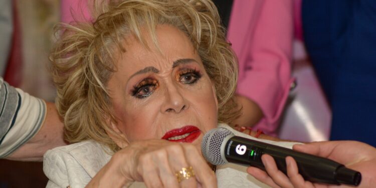 cómo es la relación de Silvia Pinal con sus nietas