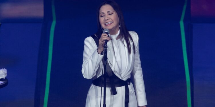 ¡Ana Gabriel interrumpió su concierto y regañó a una fan en vivo! El VIDEO viral de su estallido