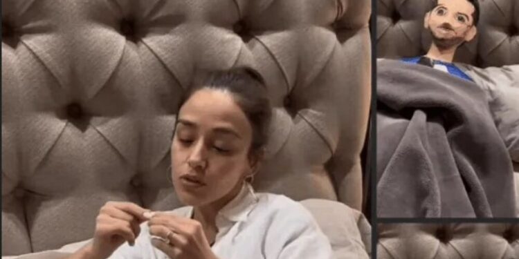 KARINA PUENTE HIZO UN MUÑECO DE ADRIAN MARCELO1.jpg