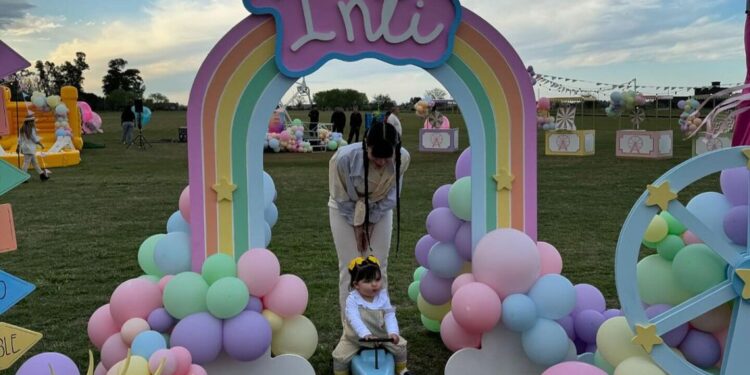 ¡Muy tierna! Así habría reaccionado Inti al ver a Christian Nodal en su cumpleaños