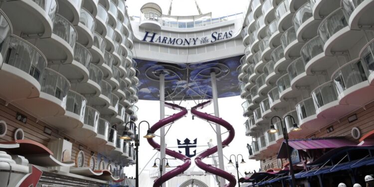 Livraison du plus grand paquebot du monde Harmony of the Seas aux chantiers navals STX a Saint-Nazaire