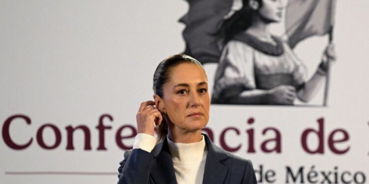 La presidenta de México, Claudia Sheinbaum, gesticula durante su primera conferencia matutina en el Palacio Nacional de Ciudad de México el 2 de octubre de 2024.