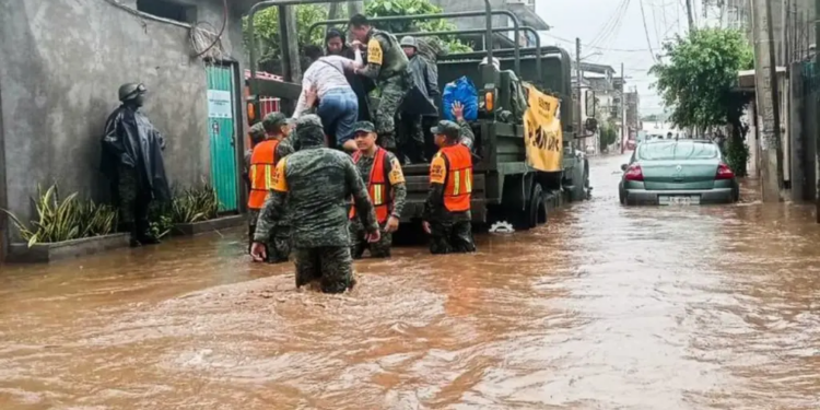 Gobiernos responden a emergencia por John en Acapulco