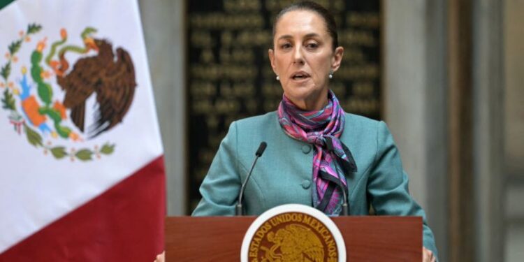 Sheinbaum afirma a ejecutivos en cumbre empresarial que inversiones extranjeras "están seguras" en México