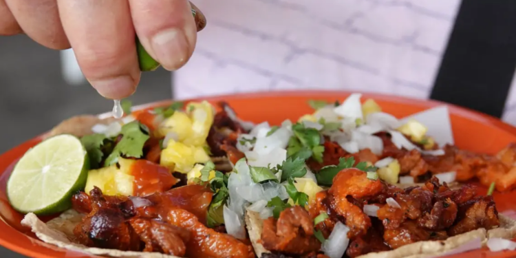 ¡Tacos, tacos!.. Aumentan mexicanos dedicados a su elaboración