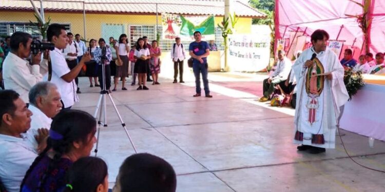 Fotografía sin fecha del sacerdote católico Marcelo Pérez durante una misa en San Cristóbal de Las Casas, estado de Chiapas, México.